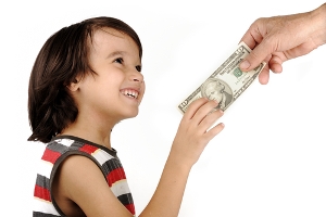 پول‌ تو جیبی دادن به کودک